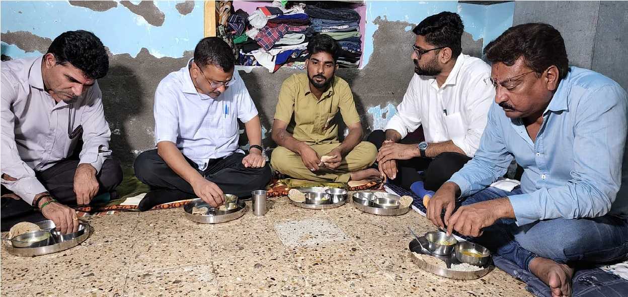 Ahmedabad: ઓટો-રિક્ષામાં મુસાફરી કર્યા બાદ , કેજરીવાલે લીધું ડ્રાઈવરના ઘરે ભોજન, BJPએ ગણાવ્યા 